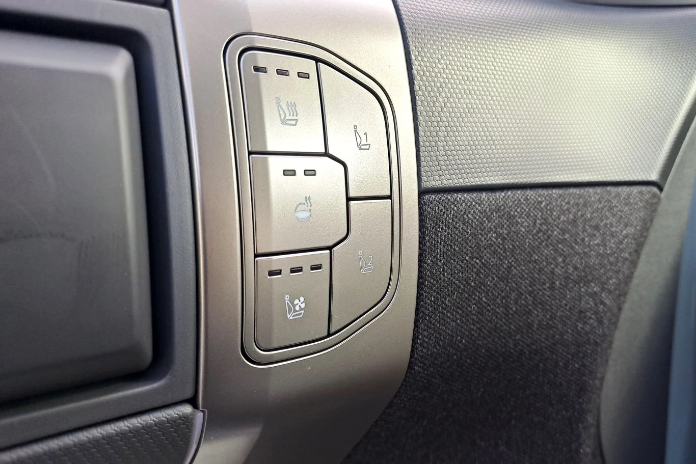 Na drzwiach kierowca może znaleźć szereg przycisków - w tym m.in. podgrzewania kierownicy. Dość niestandardowe miejsce. Na drzwiach kierowca może znaleźć szereg przycisków - w tym m.in. podgrzewania kierownicy. Dość niestandardowe miejsce.