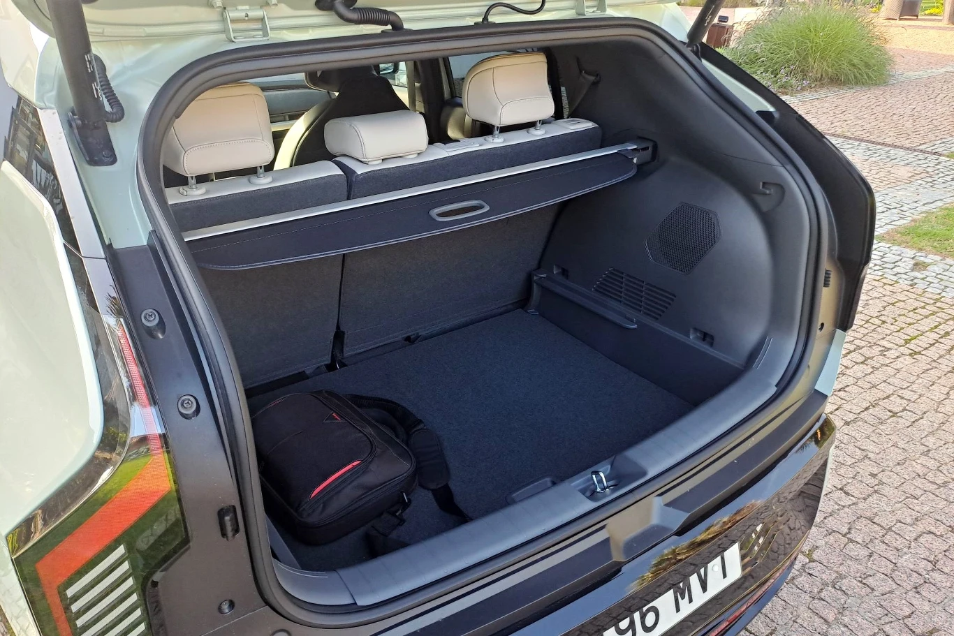 Bagażnik Kii EV3 oferuje 460 litrów. Po złożeniu kanapy przestrzeń ta rośnie do 1 251 litrów. Bagażnik Kii EV3 oferuje 460 litrów. Po złożeniu kanapy przestrzeń ta rośnie do 1 251 litrów.