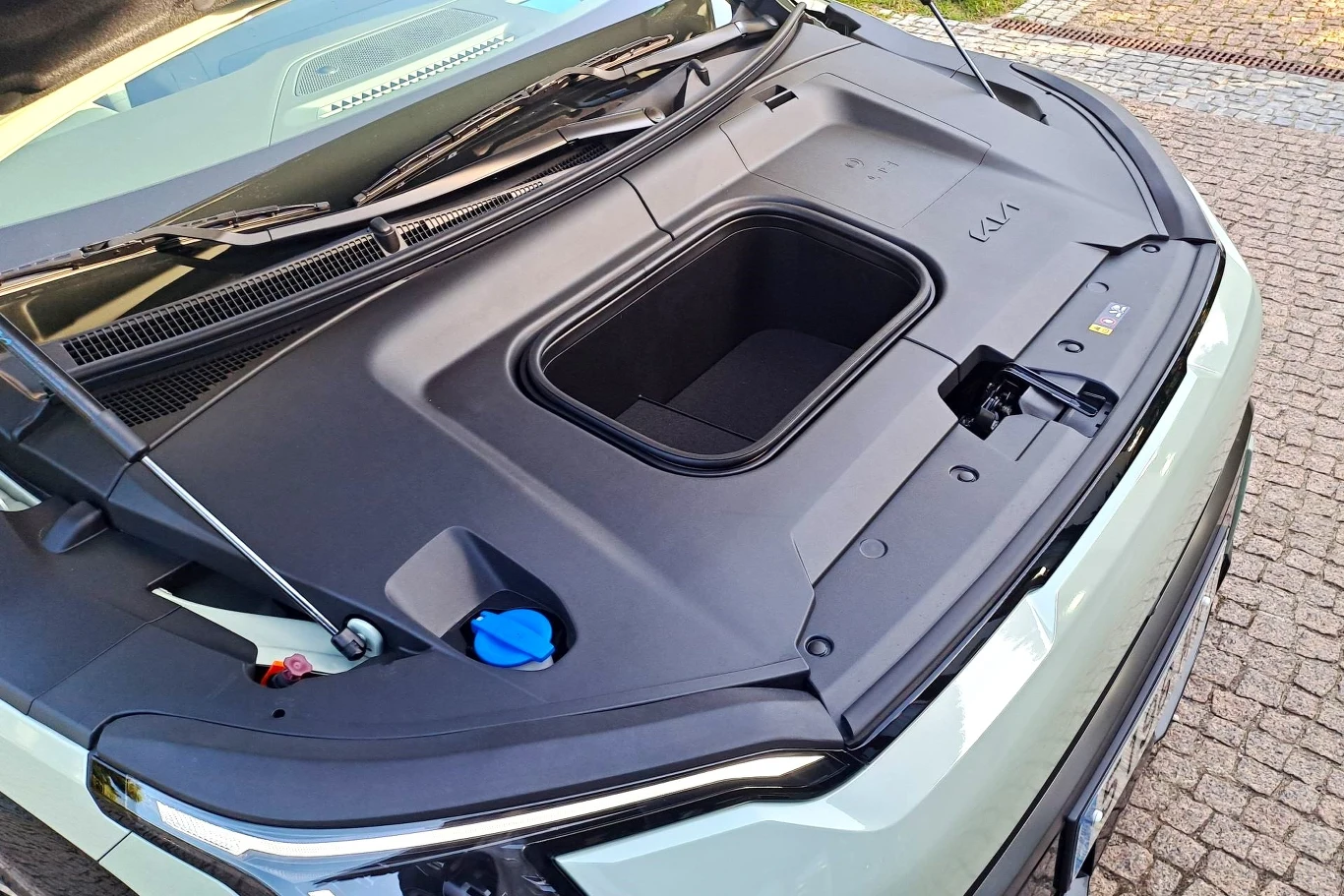 Pod maską Kia EV3 skrywa 25-litrowy schowek. Pod maską Kia EV3 skrywa 25-litrowy schowek.