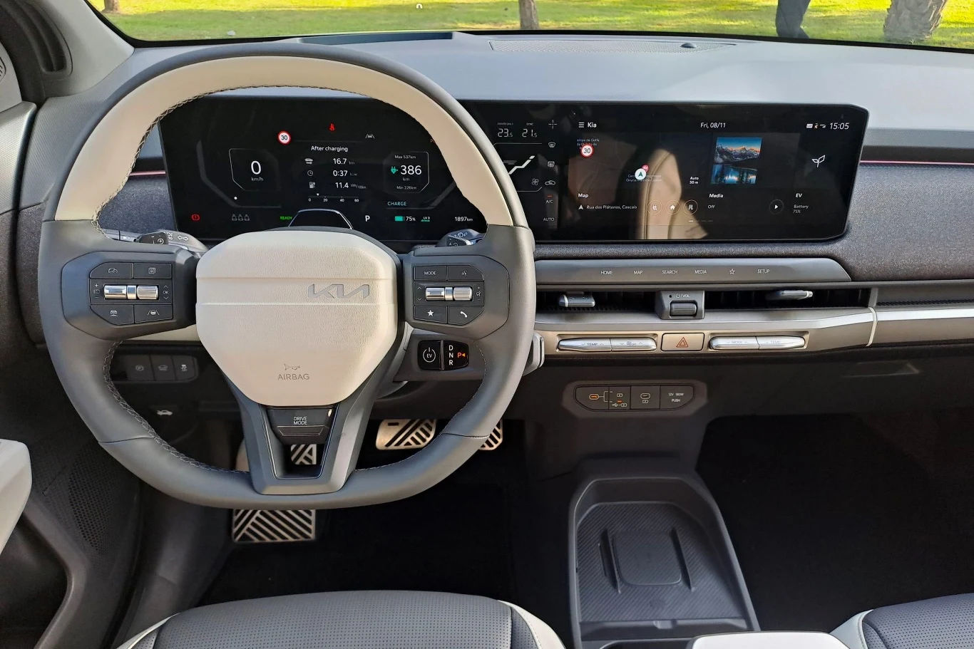 Kia EV3 wyposażona jest w panel trzech ekranów ciągnących się od przestrzeni kierowcy do środka deski rozdzielczej - dwa 12,3-calowe ekrany wskaźników i multimediów oraz ulokowany między nimi 5,3-calowy ekran do obsługi klimatyzacji. Kia EV3 wyposażona jest w panel trzech ekranów ciągnących się od przestrzeni kierowcy do środka deski rozdzielczej - dwa 12,3-calowe ekrany wskaźników i multimediów oraz ulokowany między nimi 5,3-calowy ekran do obsługi klimatyzacji.