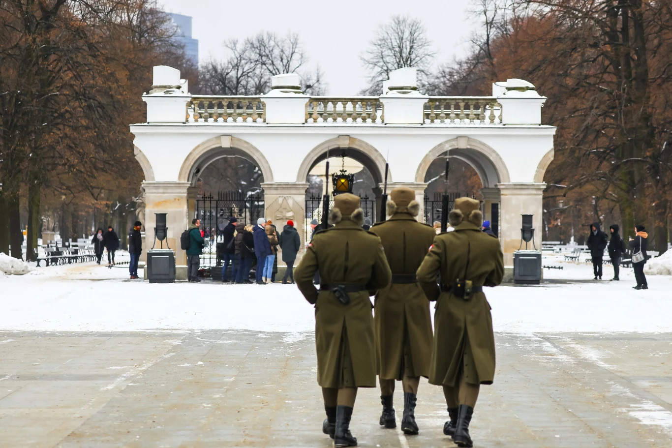 Zmiana wart pod pomnikiem Nieznanego Żołnierza w Warszawie 
