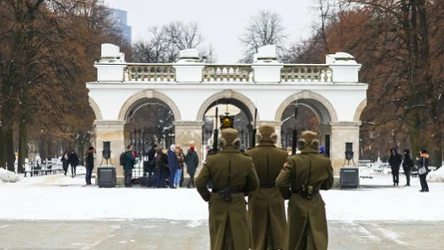 Zmiana wart pod pomnikiem Nieznanego Żołnierza w Warszawie