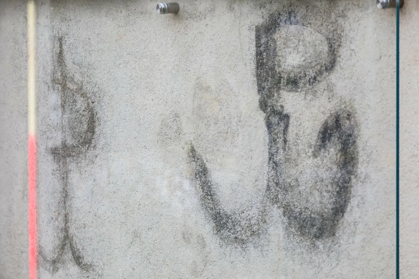 Znaki polski walczącej namalowane w czasach II wojny światowej, Warszawa, ul. Filtrowa 57