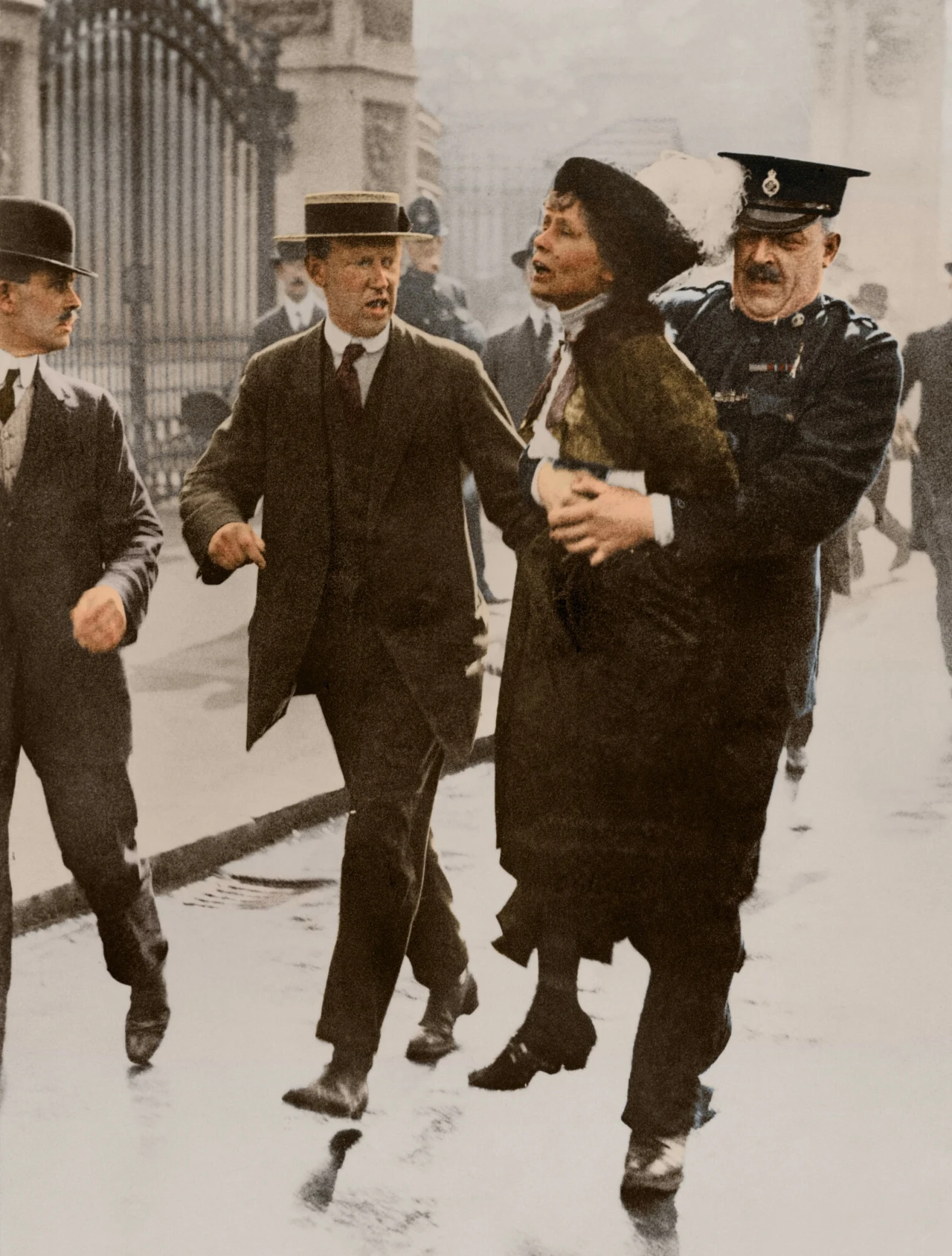 Aresztowanie Emmeline Pankhurst w pobliżu pałacu Buckingham