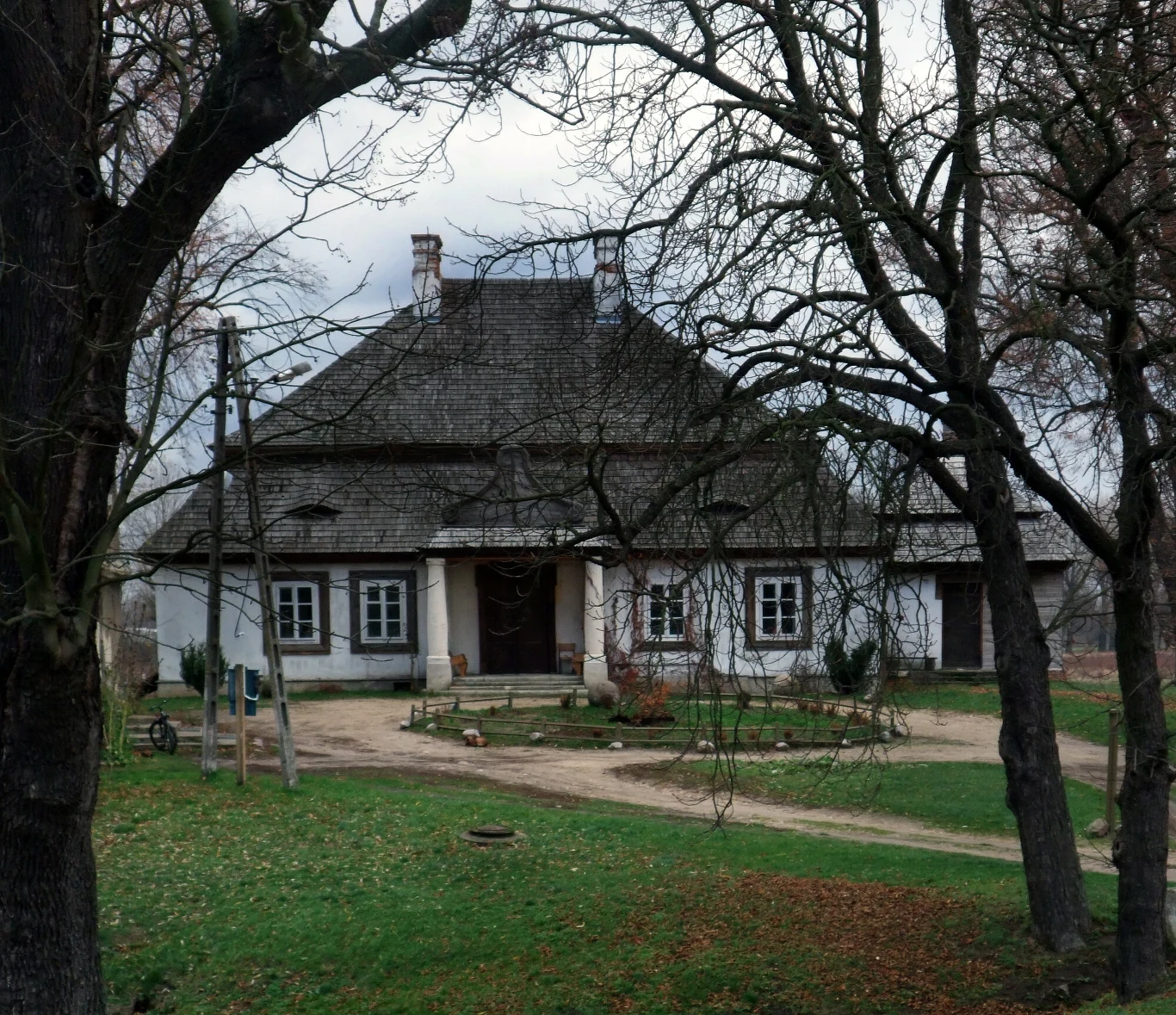 Dworek szlachecki kryty mansardowym dachem, Brzesce