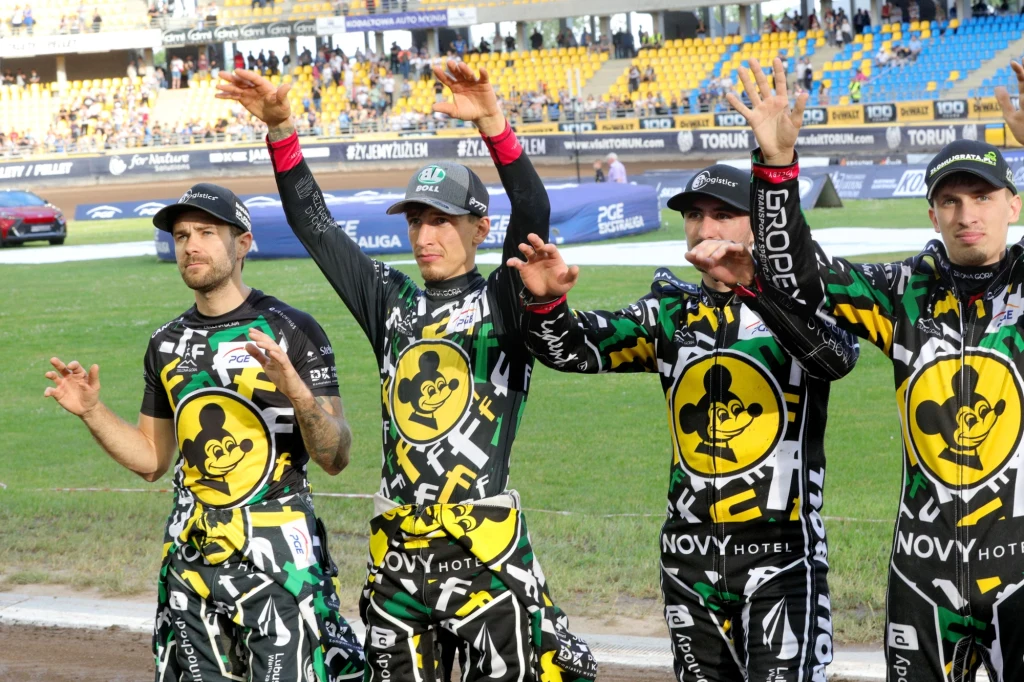 Rasmus Jensen, Piotr Pawlicki, Jan Kvech i Krzysztof Sadurski dziękują kibicom Falubazu. Rasmus Jensen, Piotr Pawlicki, Jan Kvech i Krzysztof Sadurski dziękują kibicom Falubazu.