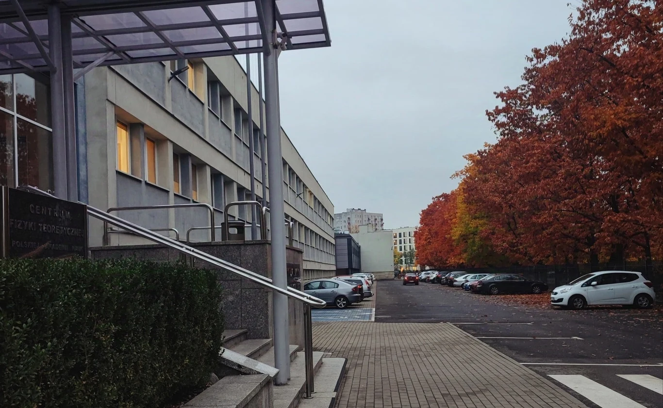 Budynek przy al. Lotników, w którym mieszczą się biura instytutu