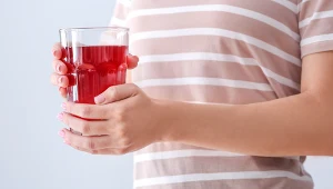 Woda z sokiem z malin to smak dzieciństwa. Pij ciepły, a podziała jeszcze lepiej