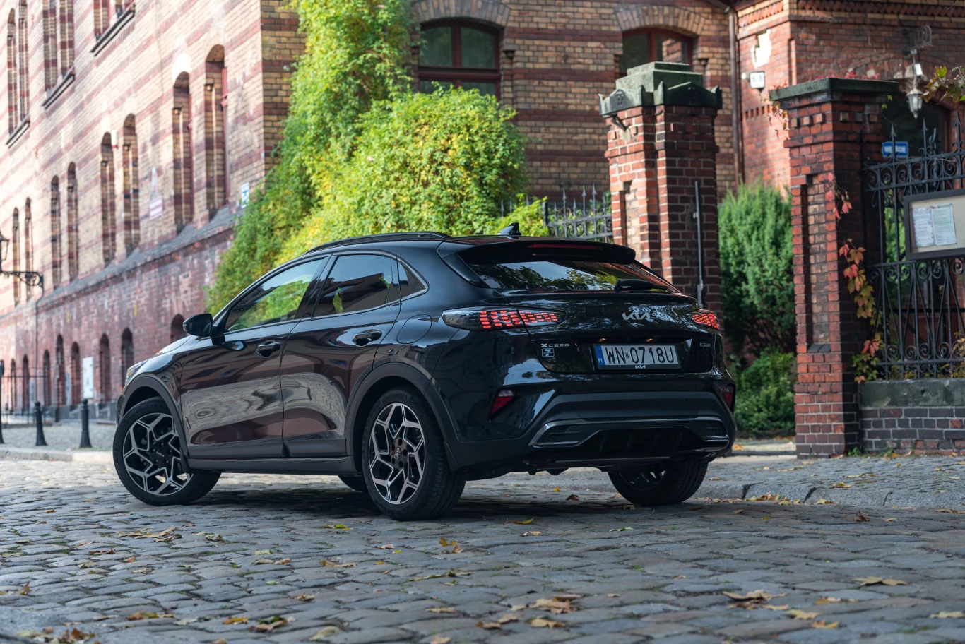 Podwyższony prześwit (18,4 cm) pozwala wjeżdżać Xceedem nawet na wysokie krawężniki bez obaw, że uszkodzimy jakieś elementy podwozia czy zderzak Podwyższony prześwit (18,4 cm) pozwala wjeżdżać Xceedem nawet na wysokie krawężniki bez obaw, że uszkodzimy jakieś elementy podwozia czy zderzak