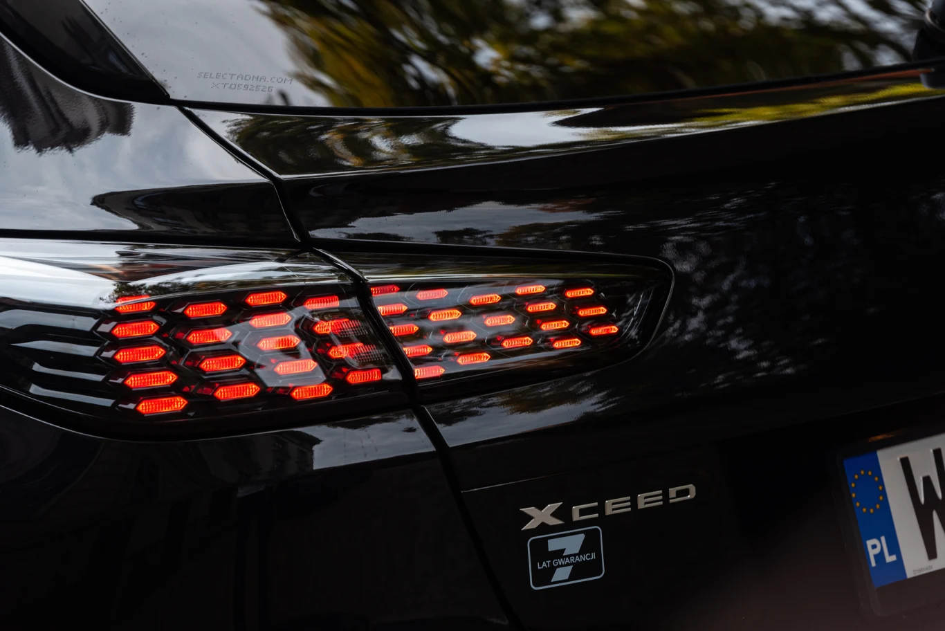 Charakterystyczny wzór tylnych lamp zarezerwowany jest dla wersji GT-Line. Kierunkowskazy zapalają się “dynamicznie” Charakterystyczny wzór tylnych lamp zarezerwowany jest dla wersji GT-Line. Kierunkowskazy zapalają się “dynamicznie”