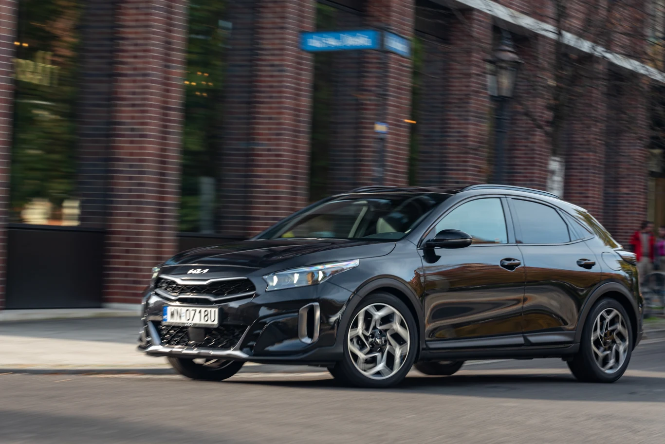 Nawet na nierównej kostce auto skutecznie i miękko tłumi nierówności, a przy tym nadwozie Xceeda nie wpada w kołysanie. Nawet na nierównej kostce auto skutecznie i miękko tłumi nierówności, a przy tym nadwozie Xceeda nie wpada w kołysanie.