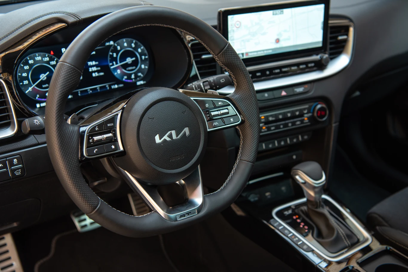 Upływ czasu widać po wyglądzie deski rozdzielczej, a szczególnie wolnostojącym ekranie systemu multimedialnego. W kabinie zachowano też dużą, klasyczną dźwignię przekładni dwusprzęgłowej. Upływ czasu widać po wyglądzie deski rozdzielczej, a szczególnie wolnostojącym ekranie systemu multimedialnego. W kabinie zachowano też dużą, klasyczną dźwignię przekładni dwusprzęgłowej.