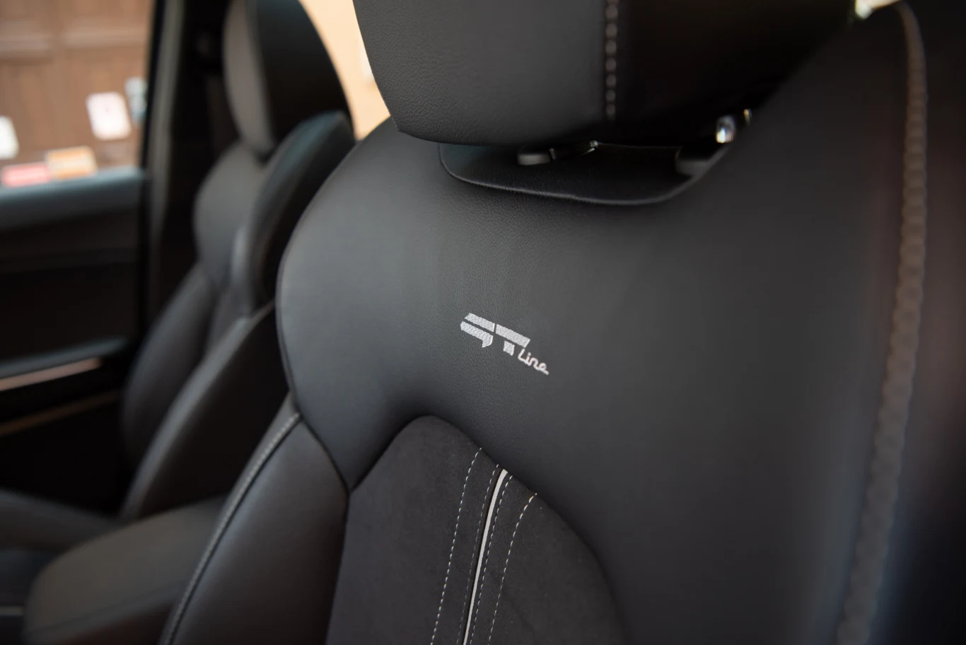 Fotele odmiany GT-Line Kii Xceed pokrytą skórzaną tapicerką oraz zamszem. W bonusie - specjalne oznaczenia wersji na oparciach. Fotele odmiany GT-Line Kii Xceed pokrytą skórzaną tapicerką oraz zamszem. W bonusie - specjalne oznaczenia wersji na oparciach.