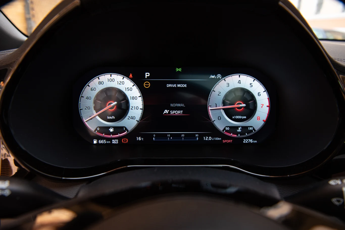 W trybie Sport tarcze zegarów zmieniają kolor z czarnego na biały. To jedyna możliwość personalizacji ich wyglądu - wybrać można jedynie to, co wyświetla komputer pokładowy. W trybie Sport tarcze zegarów zmieniają kolor z czarnego na biały. To jedyna możliwość personalizacji ich wyglądu - wybrać można jedynie to, co wyświetla komputer pokładowy.