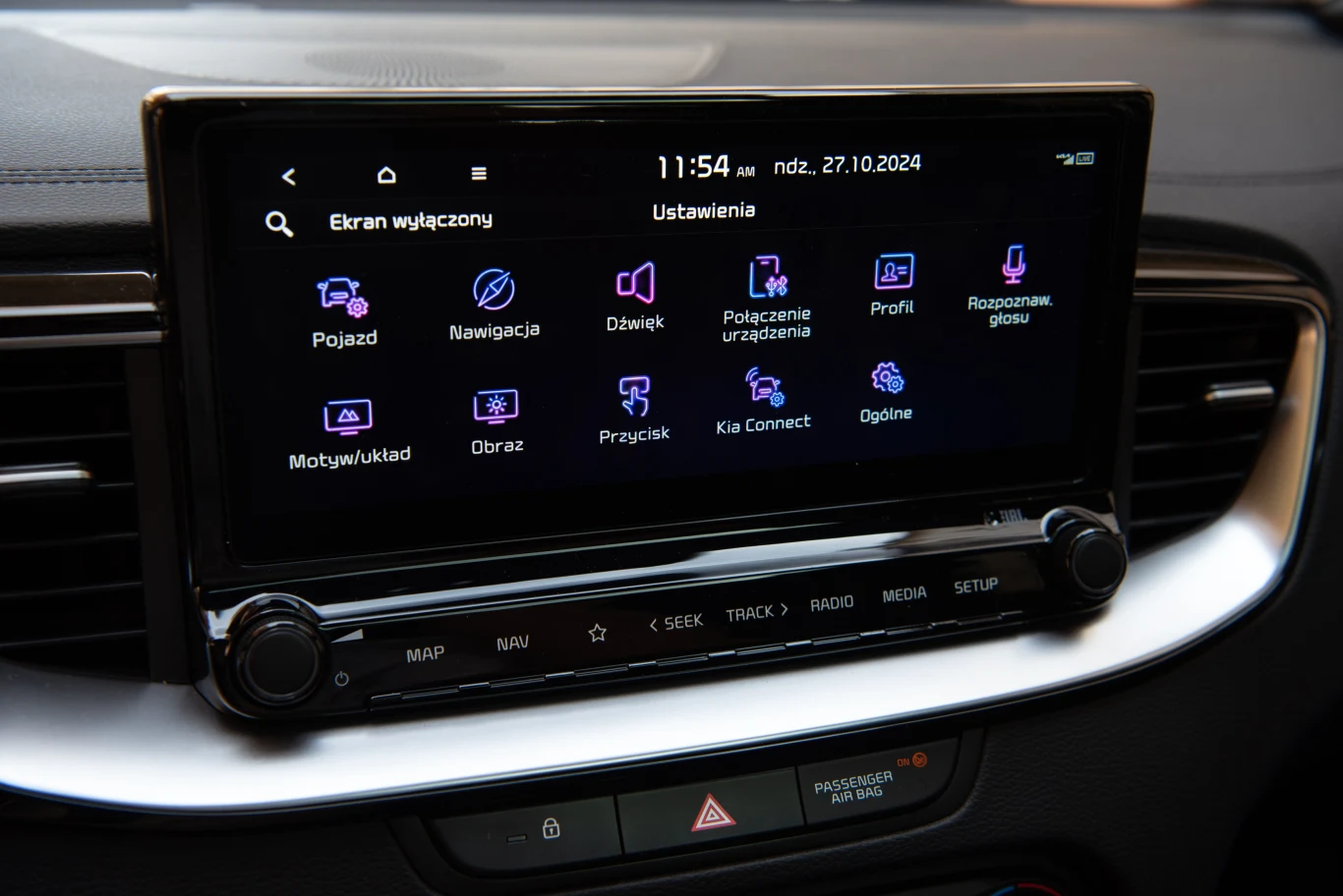 Pod ekranem systemu multimedialnego umieszczono dotykowe pola do najważniejszych funkcji. Niestety, działają one z wyraźnym opóźnieniem. Pod ekranem systemu multimedialnego umieszczono dotykowe pola do najważniejszych funkcji. Niestety, działają one z wyraźnym opóźnieniem.