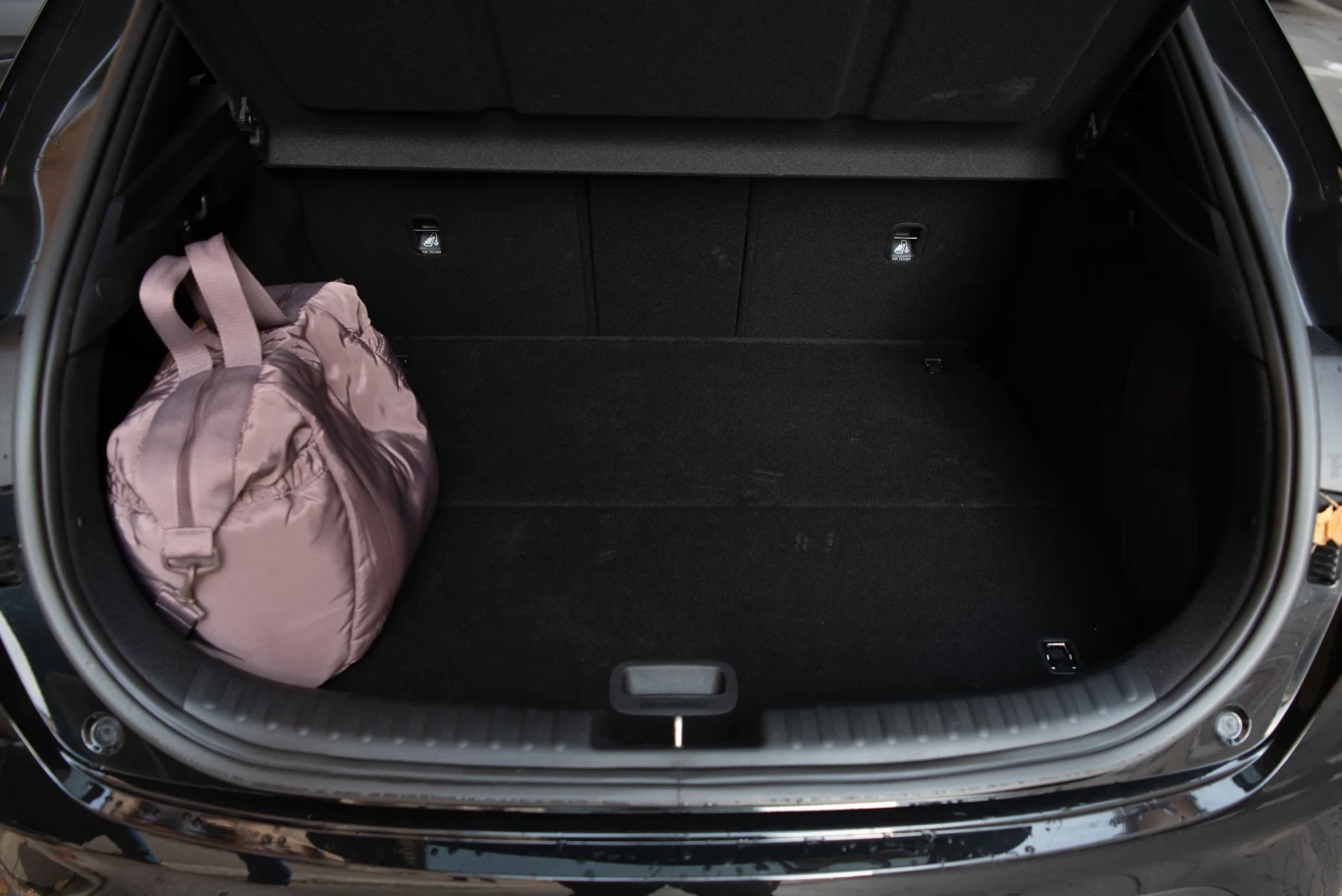 Bagażnik mierzy solidne 426 litrów pojemności. Wygospodarowano w nim miejsce na wnęki i umieszczono po jednym haczyku z każdej strony. Bagażnik mierzy solidne 426 litrów pojemności. Wygospodarowano w nim miejsce na wnęki i umieszczono po jednym haczyku z każdej strony.