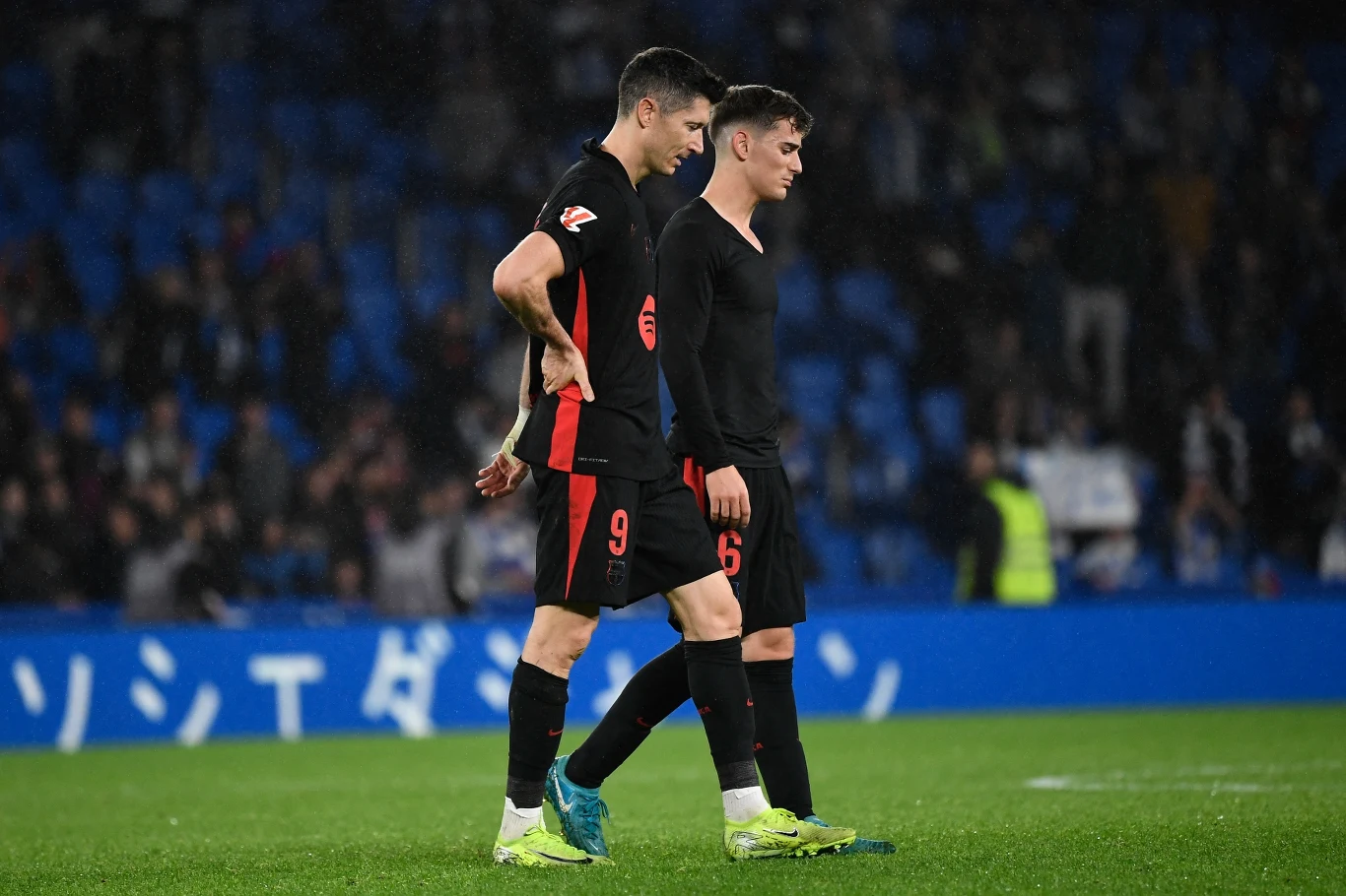 Robert Lewandowski po meczu w San Sebastian trzymał się za plecy