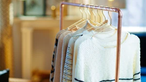 Taki sweter pokochały gwiazdy. Zastępuje 2 części garderoby