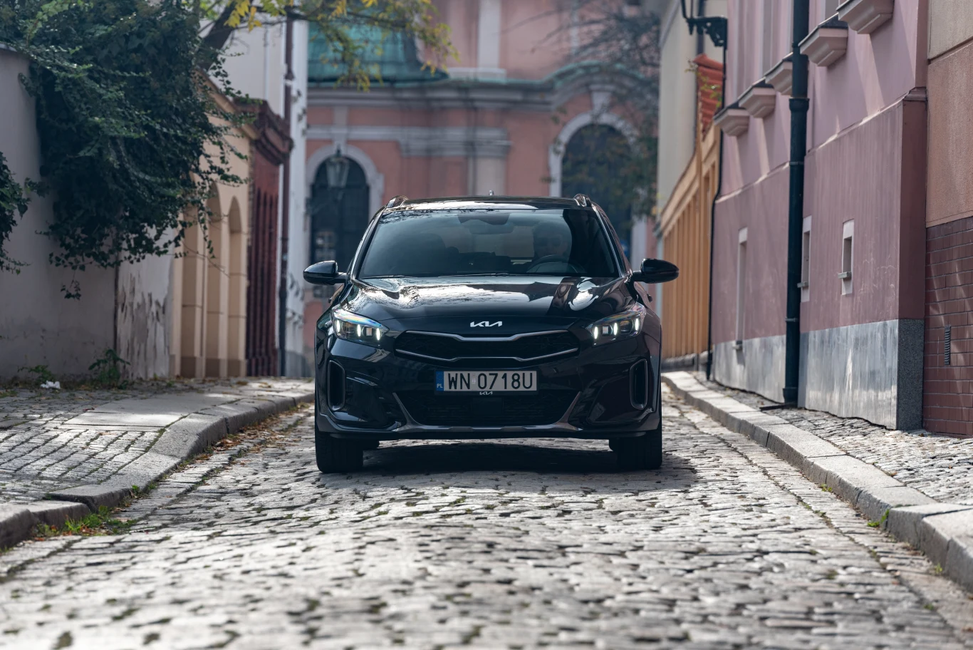 Po face liftingu w 2022 roku zmieniono między innymi układ świateł do jazdy dziennej oraz wygląd zderzaka. Xceed starzeje się powoli. Po face liftingu w 2022 roku zmieniono między innymi układ świateł do jazdy dziennej oraz wygląd zderzaka. Xceed starzeje się powoli.