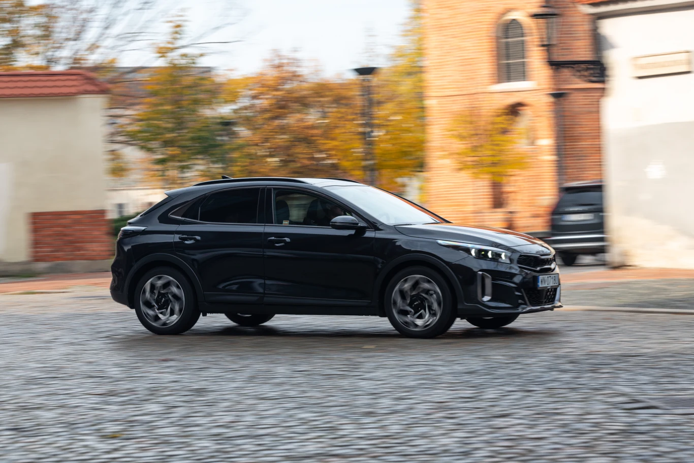 Kia Xceed nawet na 18-calowych obręczach kół zapewnia świetny kompromis między komfortem jazdy, a stabilnym prowadzeniem w zakrętach. Nadwozie nie przechyla się przesadnie. Kia Xceed nawet na 18-calowych obręczach kół zapewnia świetny kompromis między komfortem jazdy, a stabilnym prowadzeniem w zakrętach. Nadwozie nie przechyla się przesadnie.
