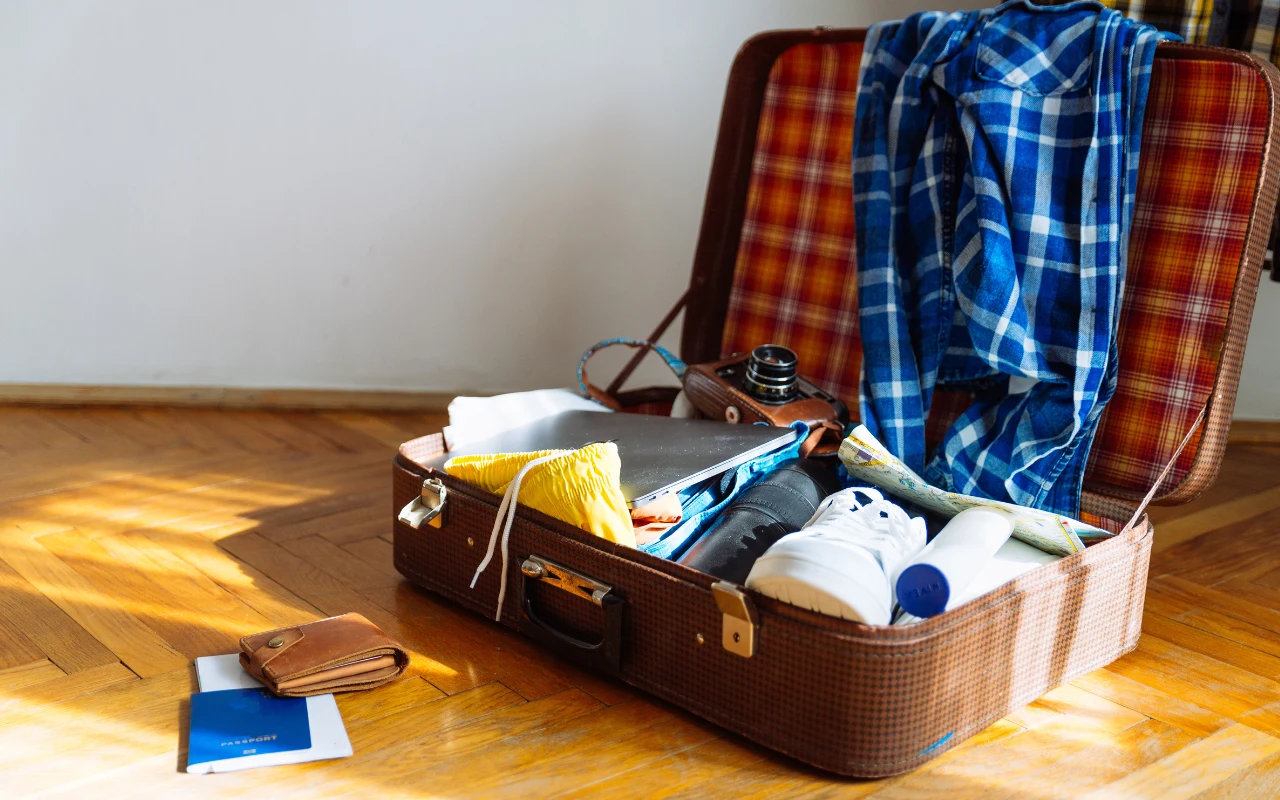 Pełna walizka tuż przed podróżą