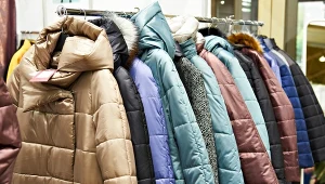 Tak odświeżysz zimowe kurtki i płaszcze przed sezonem. Wcale nie musisz ich prać