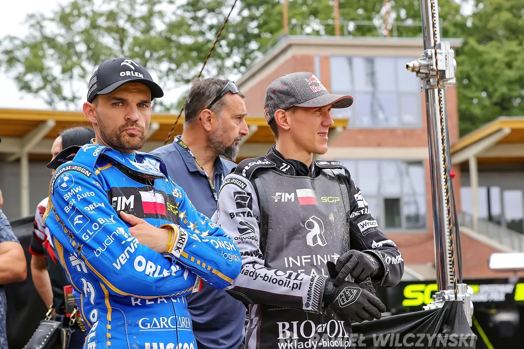 Bartosz Zmarzlik i Maciej Janowski. Między nimi trener kadry Rafał Dobrucki. Bartosz Zmarzlik i Maciej Janowski. Między nimi trener kadry Rafał Dobrucki.