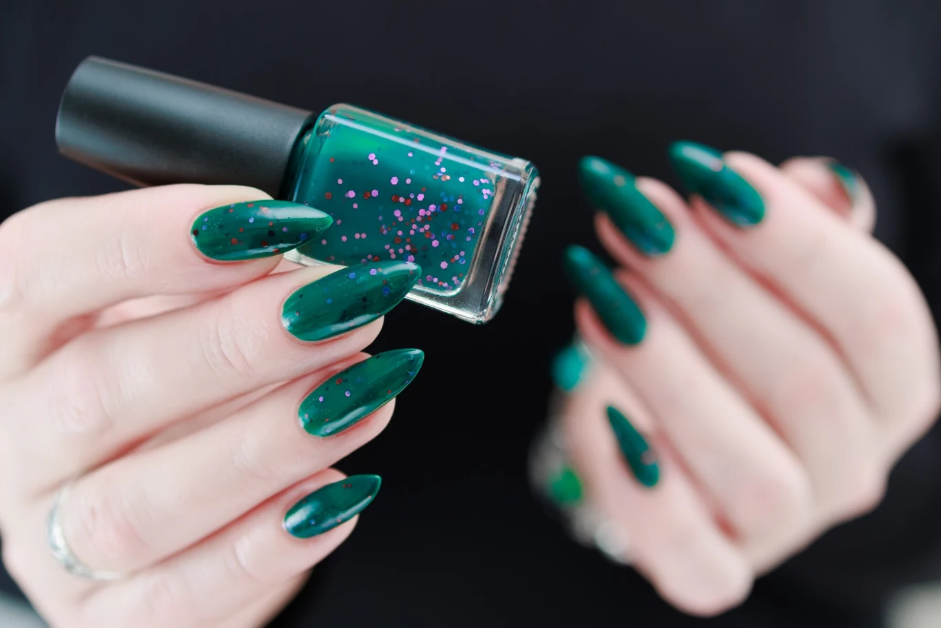 Ciemna zieleń na paznokciach z kolorowymi akcentami