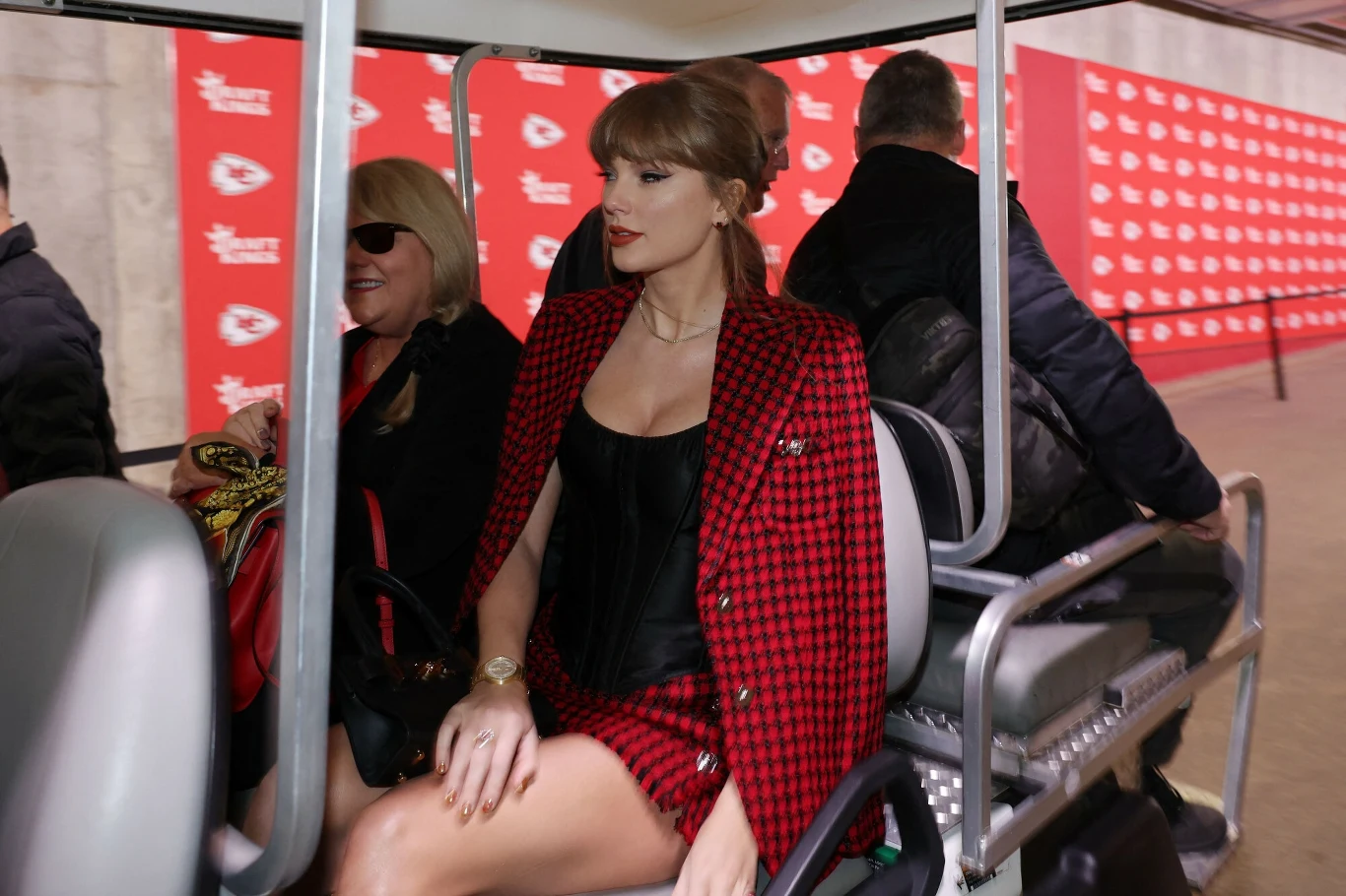 Taylor Swift uwielbia kratę. W ostatnim czasie to główna bohaterka wielu jej stylizacji Taylor Swift uwielbia kratę. W ostatnim czasie to główna bohaterka wielu jej stylizacji