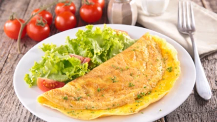 Rozpływa się w ustach i bosko smakuje. Oto przepis na idealny omlet