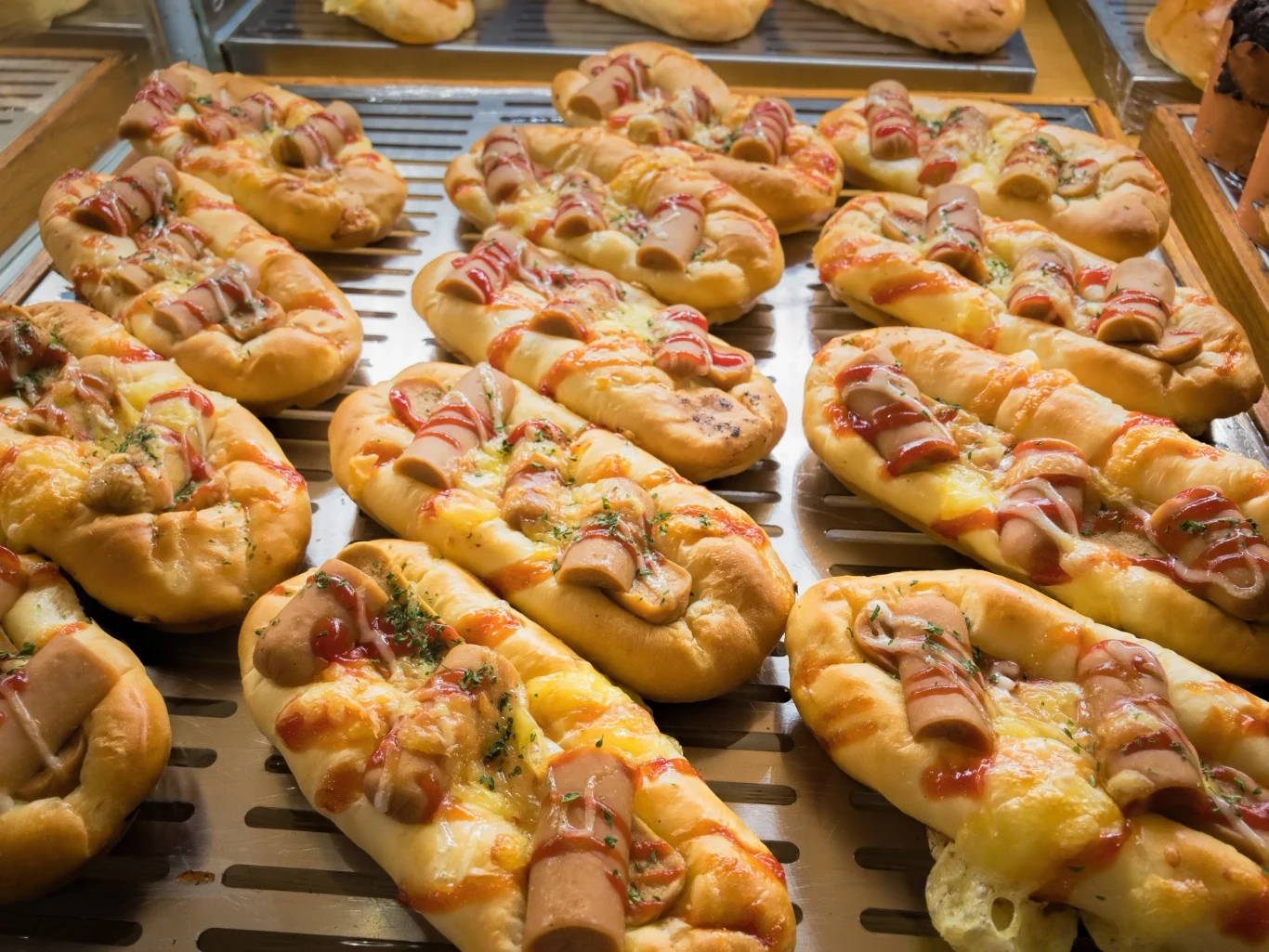 Chrupiące drożdżowe bułeczki z parówkami Chrupiące drożdżowe bułeczki z parówkami