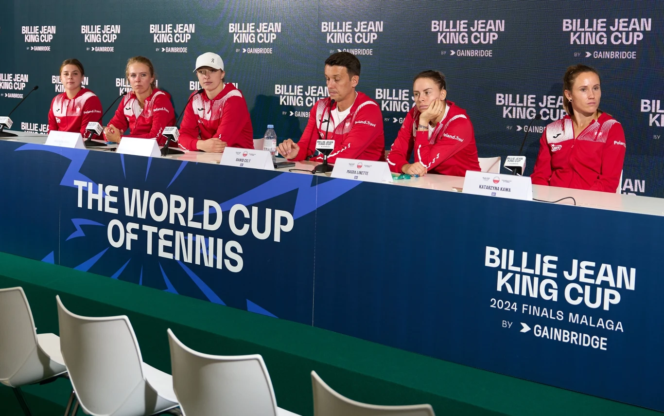 Nasza kadra na finały Pucharu Billie Jean King (od lewej): Maja Chwalińska, Magdalena Fręch, Iga Świątek, kapitan Dawid Celt, Magda Linette i Katarzyna Kawa Nasza kadra na finały Pucharu Billie Jean King (od lewej): Maja Chwalińska, Magdalena Fręch, Iga Świątek, kapitan Dawid Celt, Magda Linette i Katarzyna Kawa