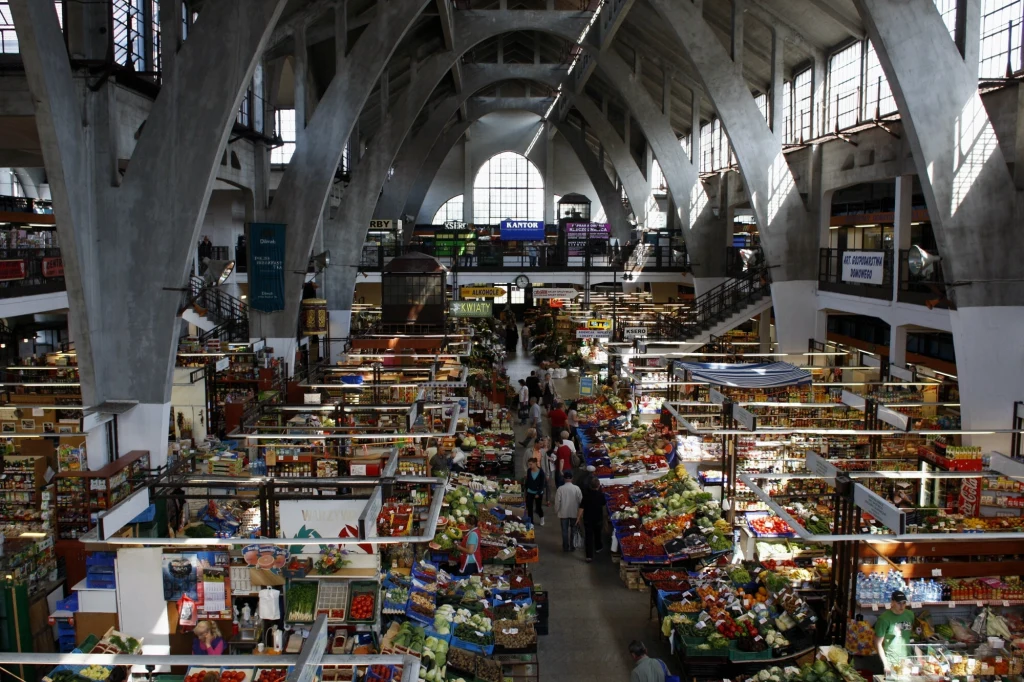 Hala Targowa we Wrocławiu. Sprzedawcy zamykają biznesy (zdj. z 2010 r.)