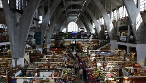Hala Targowa we Wrocławiu. Sprzedawcy zamykają biznesy (zdj. z 2010 r.)