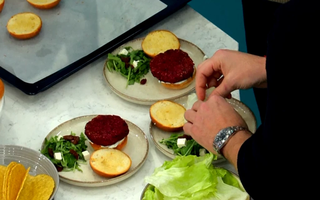 Wege mini burgery sojowe z burakiem, sosem tzatziki i serem śródziemnomorskim zachwycą na każdej wegetariańskiej kolacji jako eleganckie, a zarazem proste danie