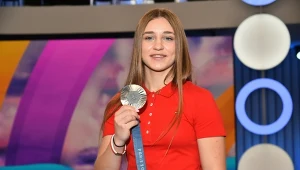 Julia Szeremeta prezentuje swój olimpijski medal w studiu programu "Halo, tu Polsat"