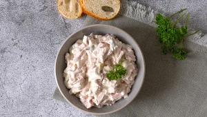 Ta sałatka bije na głowę zwykłą jarzynową. Wszyscy proszą mnie o przepis