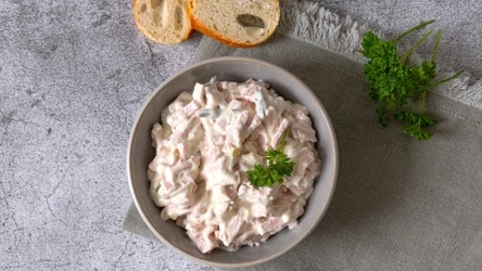 Lekka sałatka śledziowa z jabłkami i piklami jest lepsza od tradycyjnych śledzi w oleju czy śmietanie z majonezem.