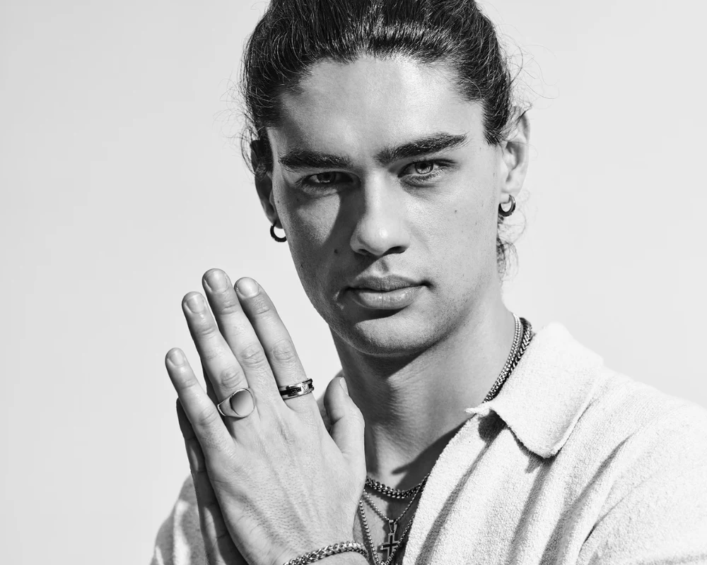 Sygnet męski w wersji codziennej to doskonały sposób na dodanie klasy i charakteru stylizacji