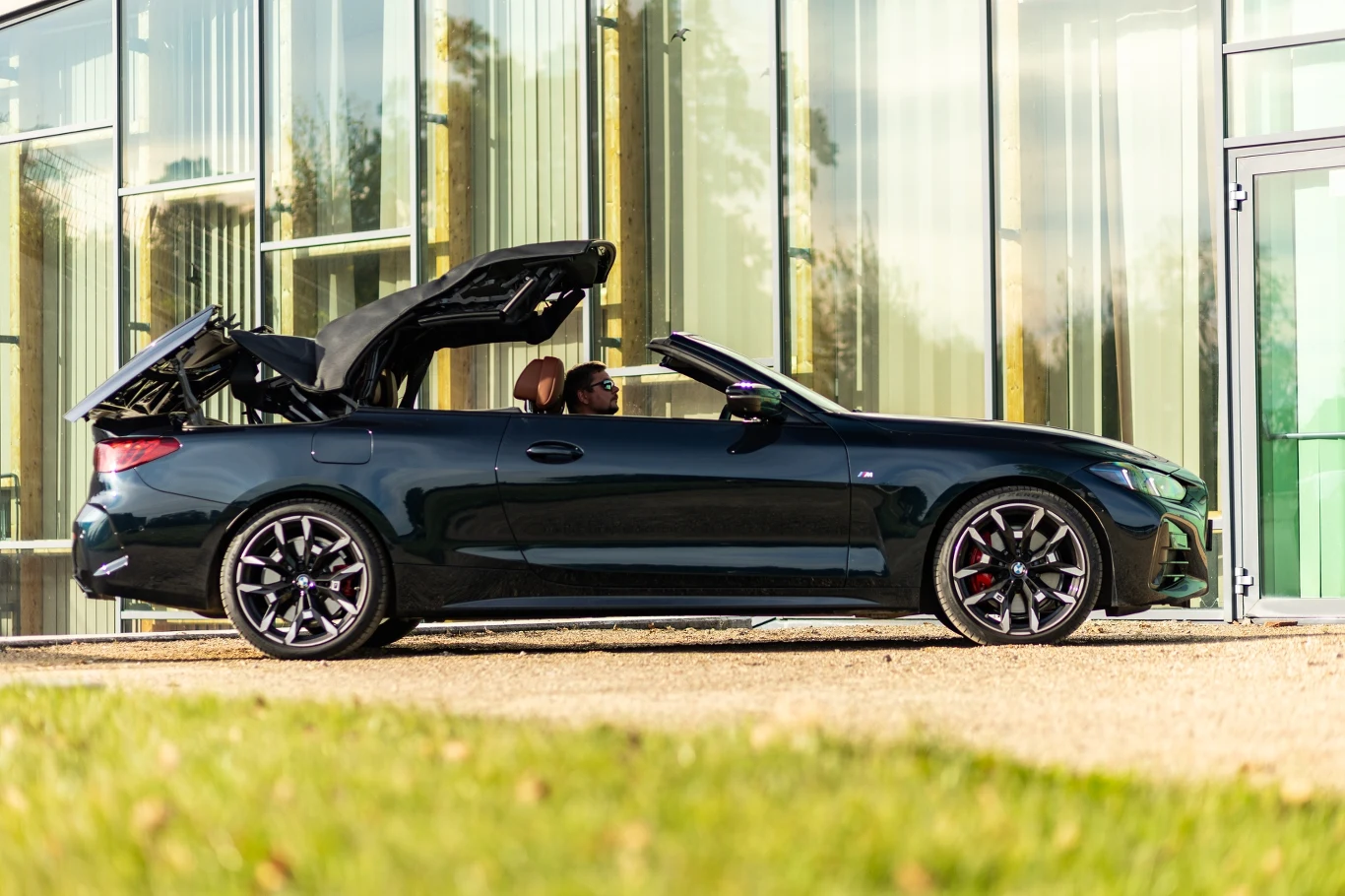 Dach serii 4 Cabrio składa się i rozkłada w 18 sekund