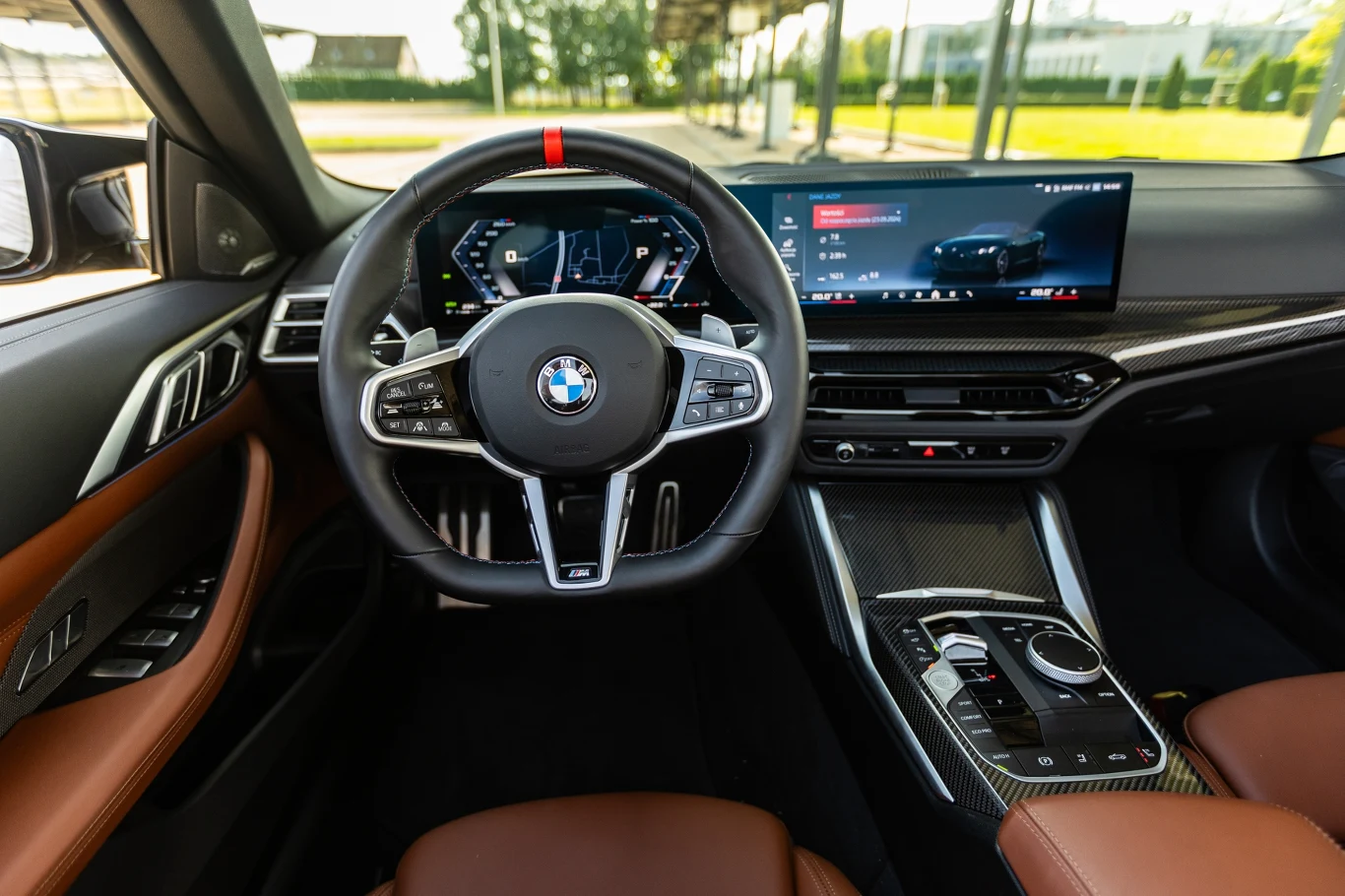 Jednym z wyróżników odświeżonego BMW serii 4 jest nowa, spłaszczona u dołu kierownica
