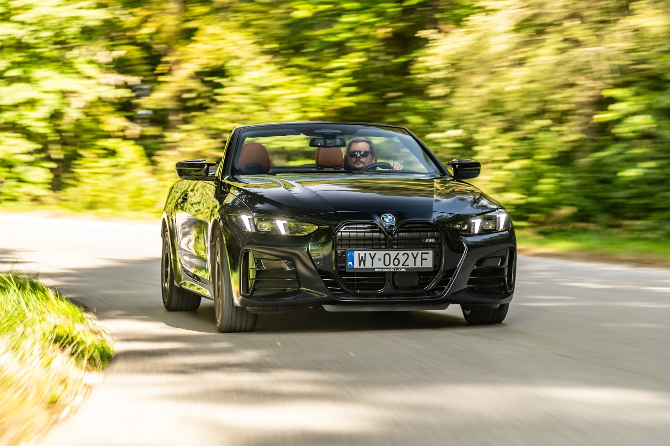 BMW M440i xDrive Cabrio dobrze sprawdza się jako auto do szybkiej, jak i zrelaksowanej jazdy