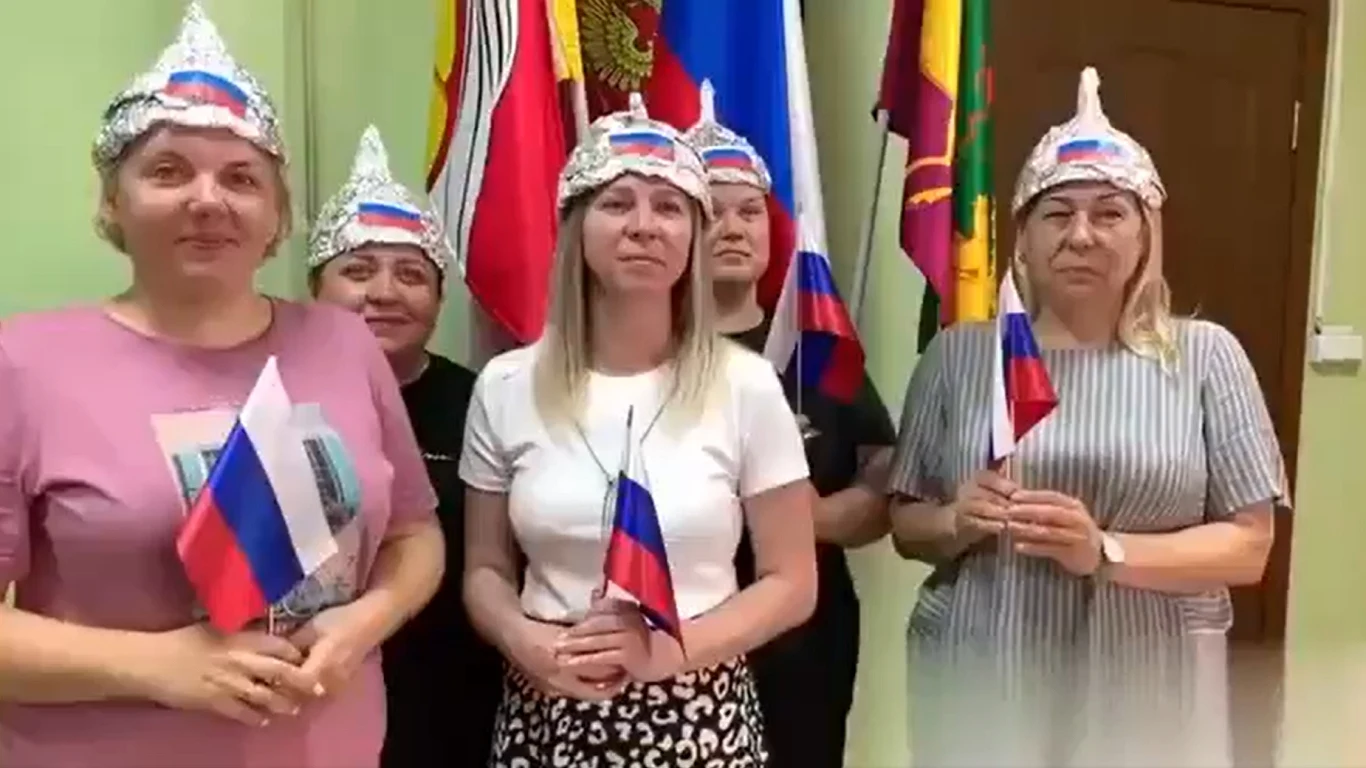 Rosyjscy nauczyciele z obawy o życie założyli czapeczki z folii aluminiowej Rosyjscy nauczyciele z obawy o życie założyli czapeczki z folii aluminiowej