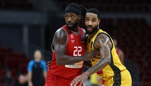 Trefl Sopot (żółte stroje) wysoko uległ Hapoelowi Tel-Awiw w meczu EuroCup