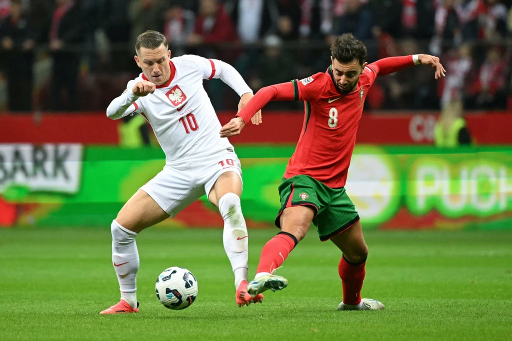 Bruno Fernandes (z prawej) i Piotr Zieliński podczas meczu Polska - Portugalia w Warszawie Bruno Fernandes (z prawej) i Piotr Zieliński podczas meczu Polska - Portugalia w Warszawie