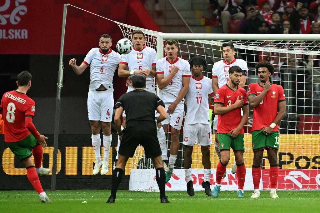 Bruno Fernandes wykonuje rzut wolny Bruno Fernandes wykonuje rzut wolny