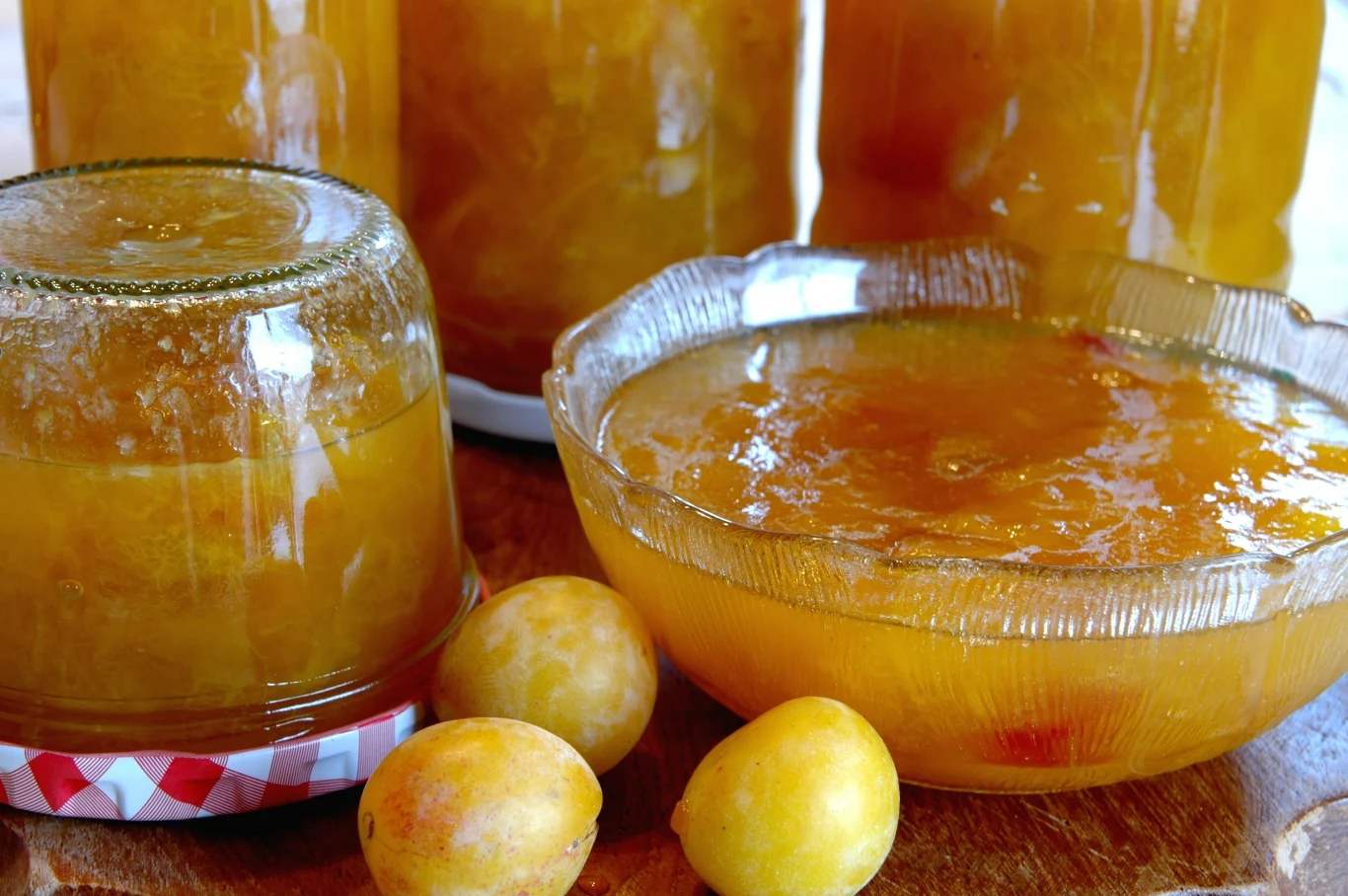 Dżemy i konfitury z mirabelek świetnie sprawdzą się do ciast, naleśników i kanapek. Dżemy i konfitury z mirabelek świetnie sprawdzą się do ciast, naleśników i kanapek.