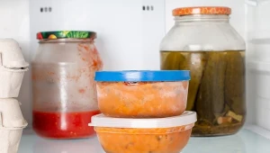 Tego nigdy nie wkładaj do lodówki. Jest przyczyną wysokich rachunków