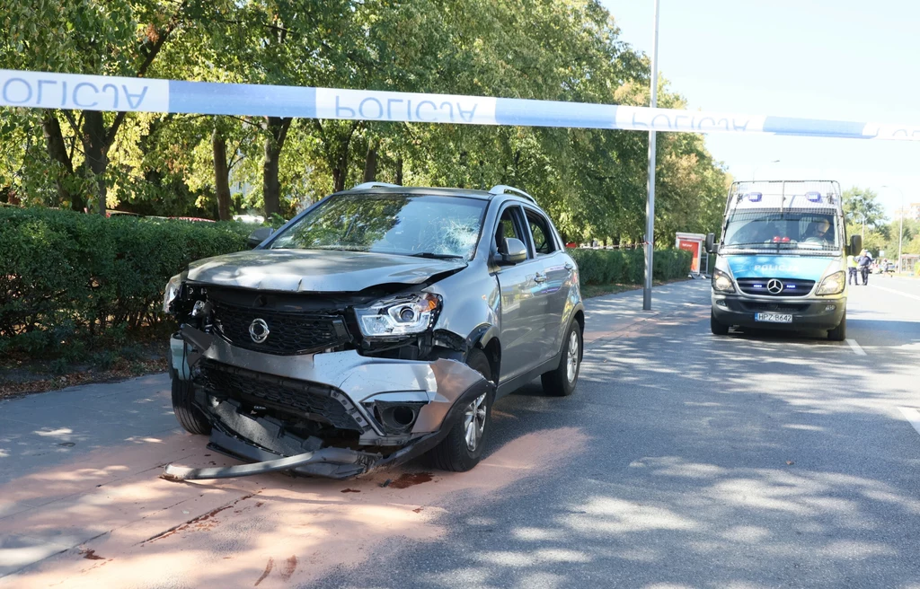 Kierowca SsangYonga najpierw uderzył w pieszą na przejściu, a potem wpadł na przystanek z ludźmi