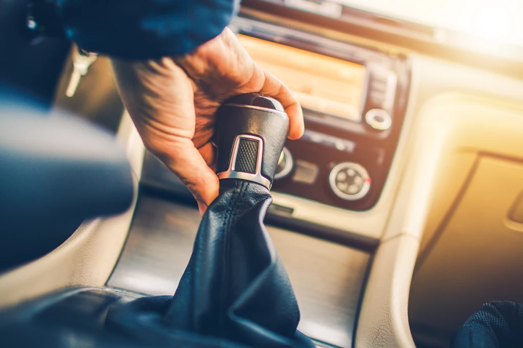 Ręczny czy bieg. Jak zimą zabezpieczyć auto na parkingu?